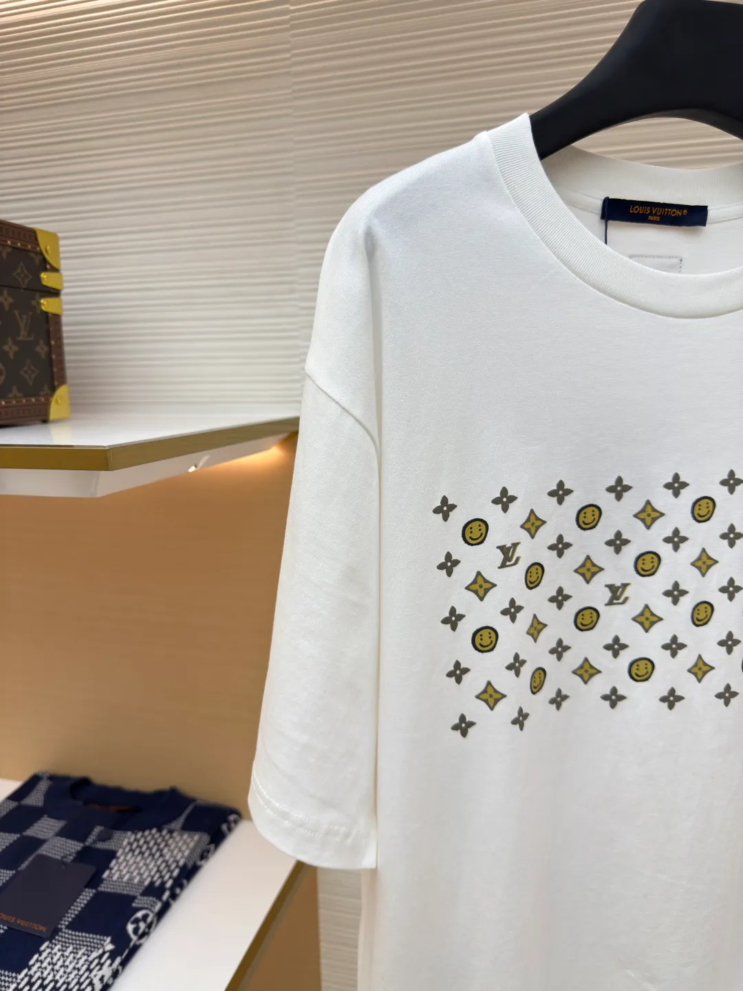 LOUIS VUITTON Smiley short-sleeved T-shirt ●Authentic product: purchased and developed by 8109 ●Item number: 1680133-A10 ●Fabric: pure cotton fabric ●Technology: printing production ●Version: fitted version ●Weight: about 230 grams ●Size: XS-S-L-XL ●Description: Customized 280g pure cotton double yarn stiff fabric. The cloth surface is clean. The texture is clear. The hand feels very delicate and solid. More strong. Comfortable and breathable, not easy to deform and wrinkle. 1×1 Solona thread. Fabric threads are dyed in the same vat with no color difference. Not easy to deform. Full set of customized trademarks, hangtags, wash marks. The highest version on the market, Os dropped shoulders and loose version. The latest synchronization for spring and summer. Fashionable personality. Same style for men and women. Super versatile. The overall wiring is straight and delicate, the fabric is comfortable and soft, and the color is consistent without color difference. It can be matched with the same style to create a fashionable look and control various occasions. Customized accessories, complete with three standards, same style for men and women!